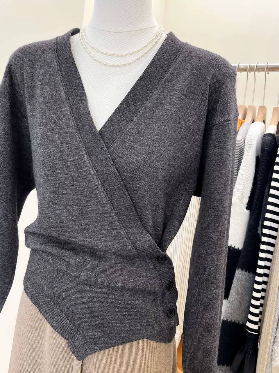 женский трикотажный свитер с v образным вырезом,свитер с v образным вырезом,женский трикотажный пуловер,трикотажный пуловер,джемпер с v образным вырезом