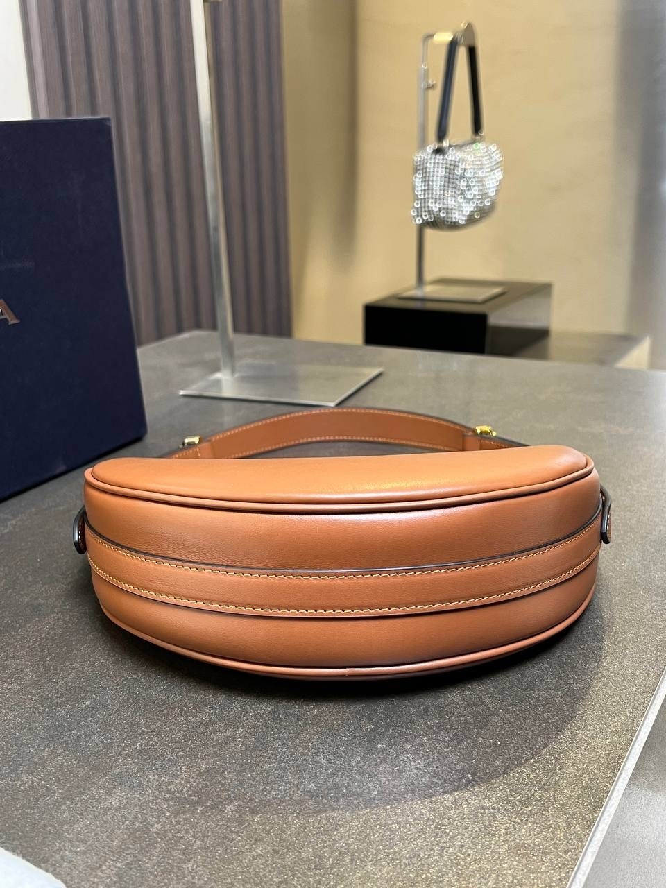 женская сумка prada,сумка prada,prada сумка на плечо,кожаная сумка через плечо prada arqué prada,сумка