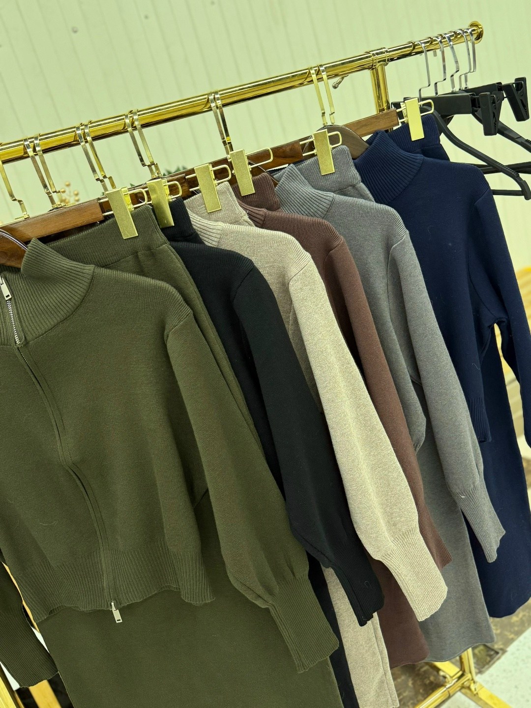 костюм повседневный,трикотажный костюм,вязаные костюмы,трикотажные костюмы с юбкой,женские костюмы с юбкой