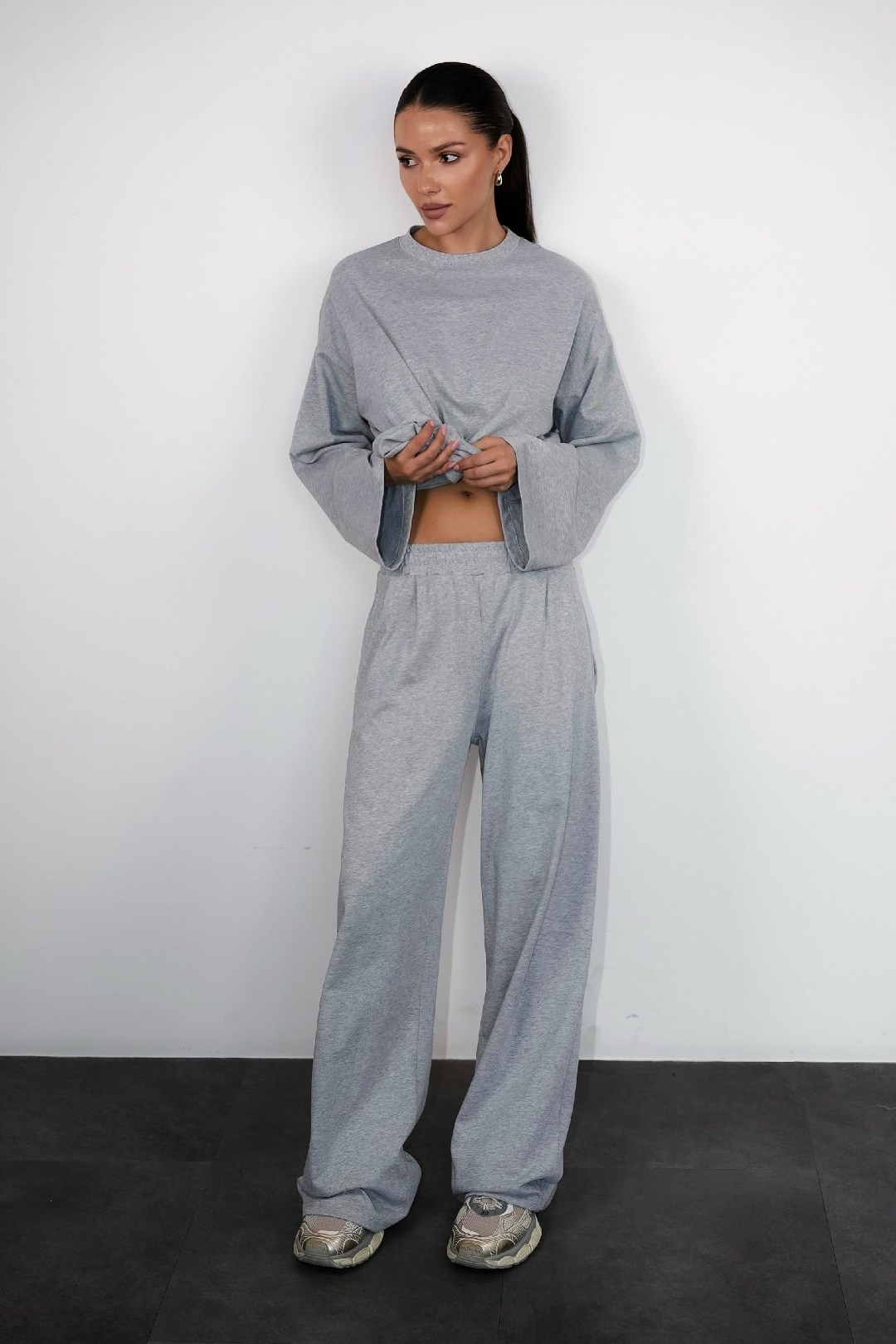 серый свитшот,свитшот женская,костюмы спортивные женские,спортивные костюм,костюм спортивный с укороченной кофтой