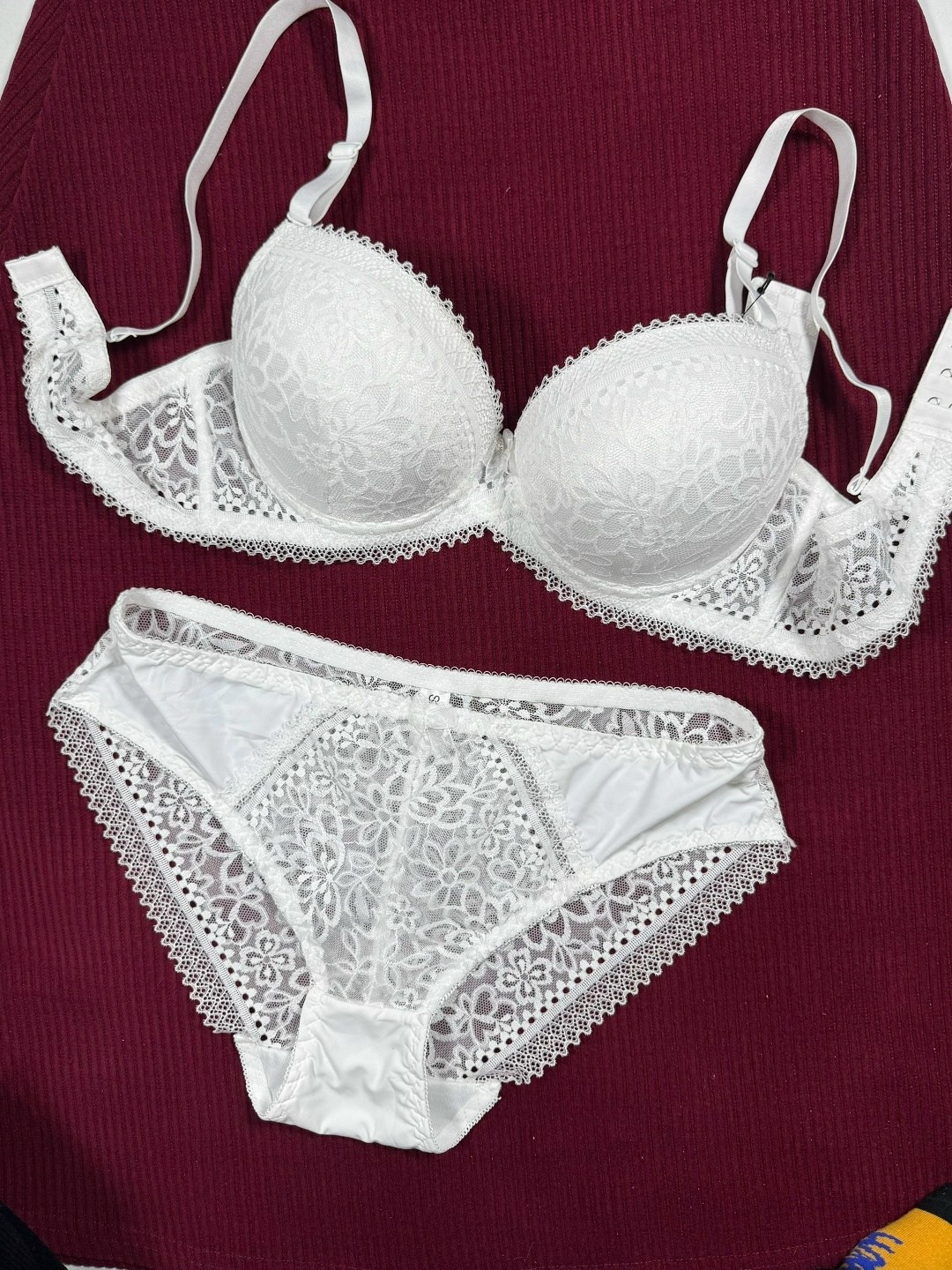 комплект женского нижнего белья,красный комплект нижнего белья,комплект нижнего белья,красный комплект белья,красное нижнее белье