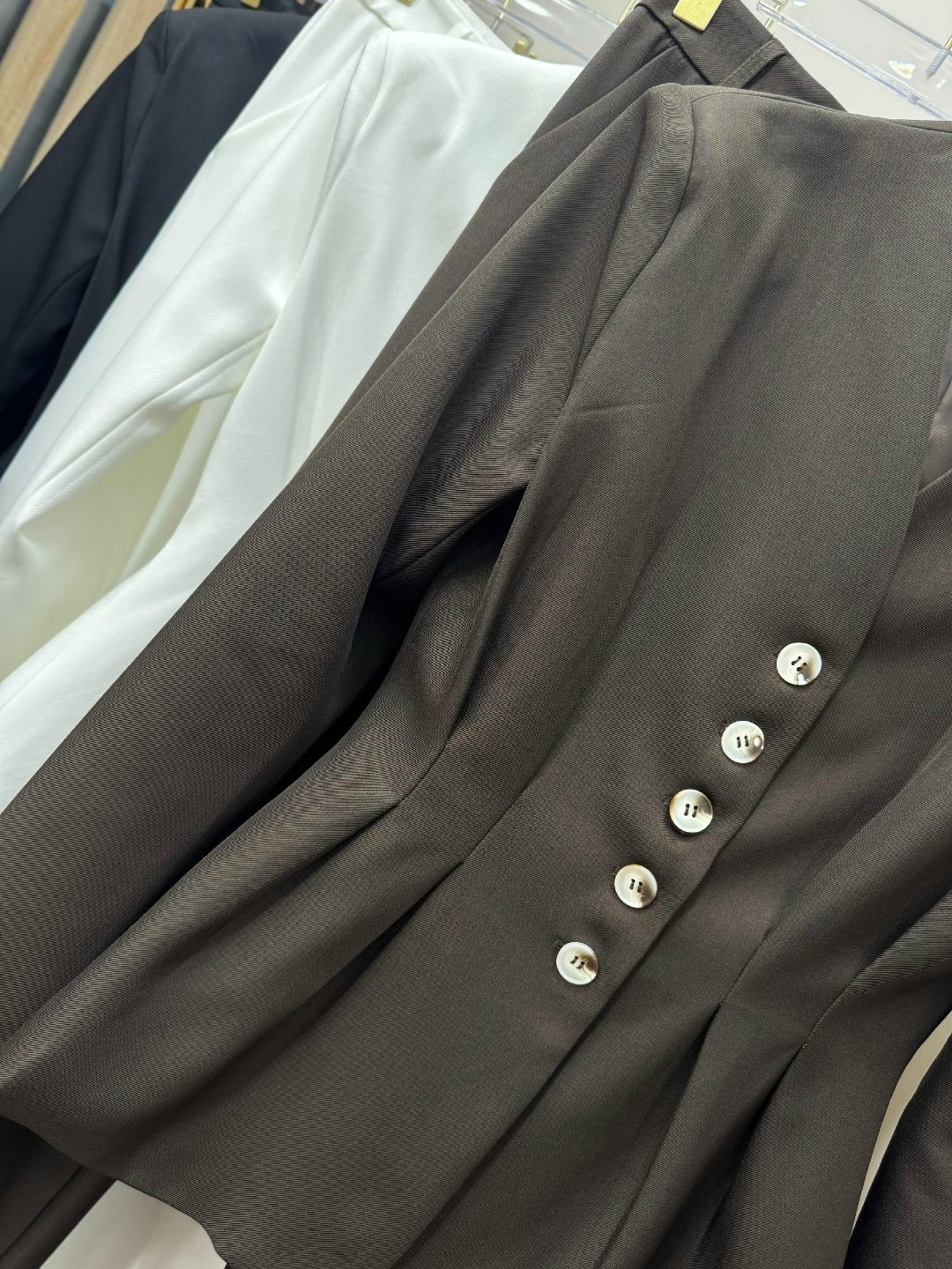 костюмы брючные,белый брючный костюм,элегантный жакет,жакет,белые костюмы