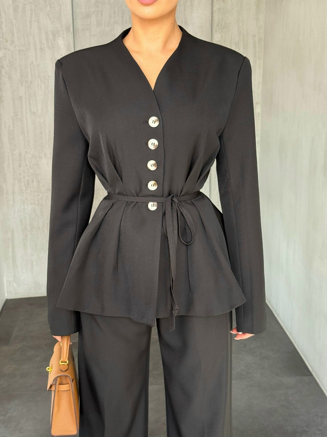 модные костюмы,жакет с поясом,костюмы брючный,женские жакеты,брючный костюм черный