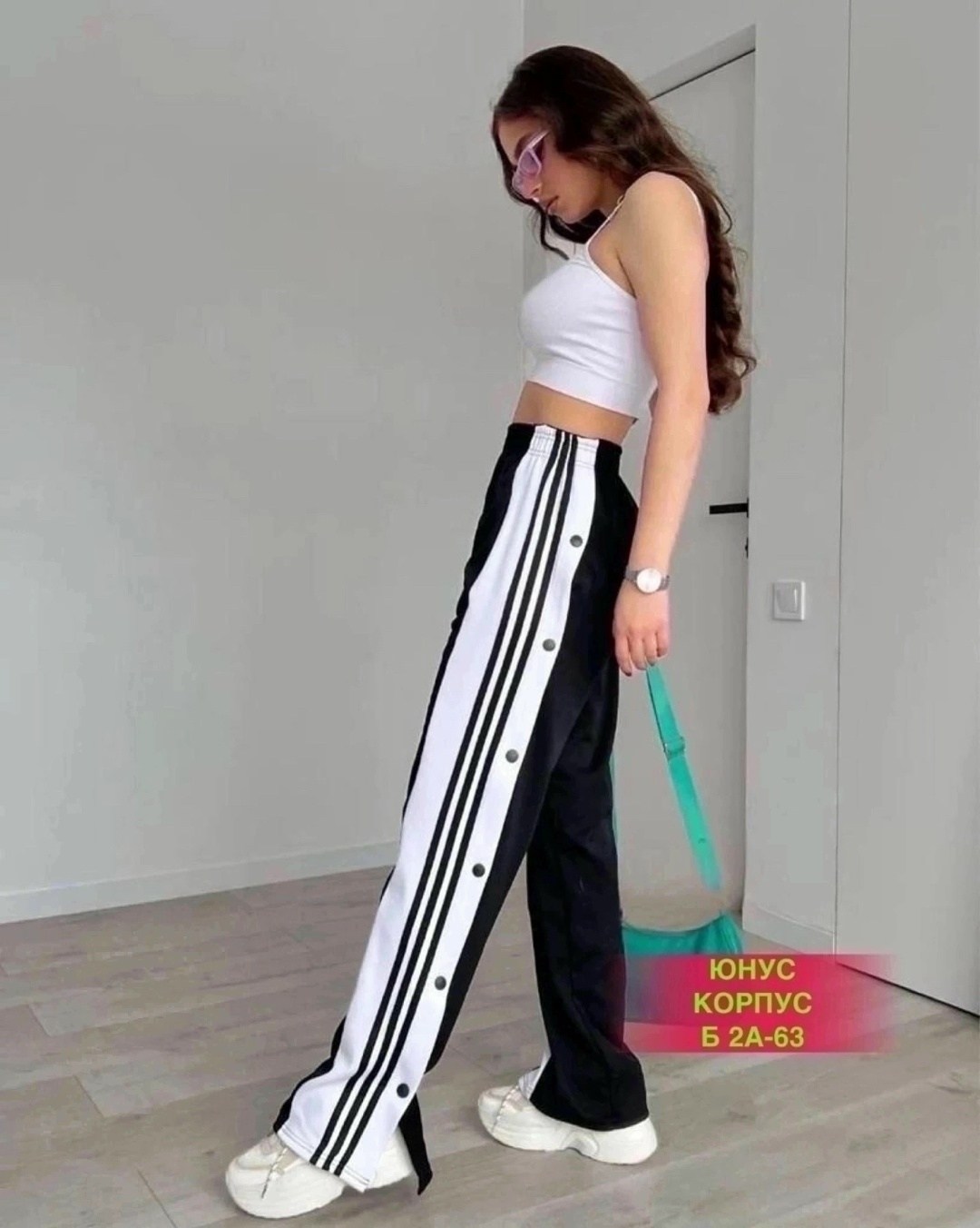 спортивные женские штаны,брюки широкие спортивные,девушка в спортивных брюках,брюки спортивные женская,широкие штаны адидас женские с лампасами