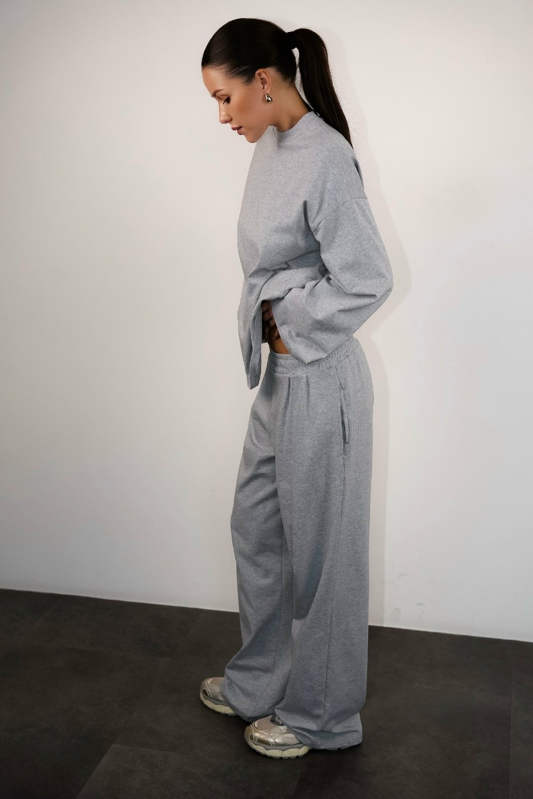 серый свитшот,свитшот женская,костюмы спортивные женские,спортивные костюм,костюм спортивный с укороченной кофтой