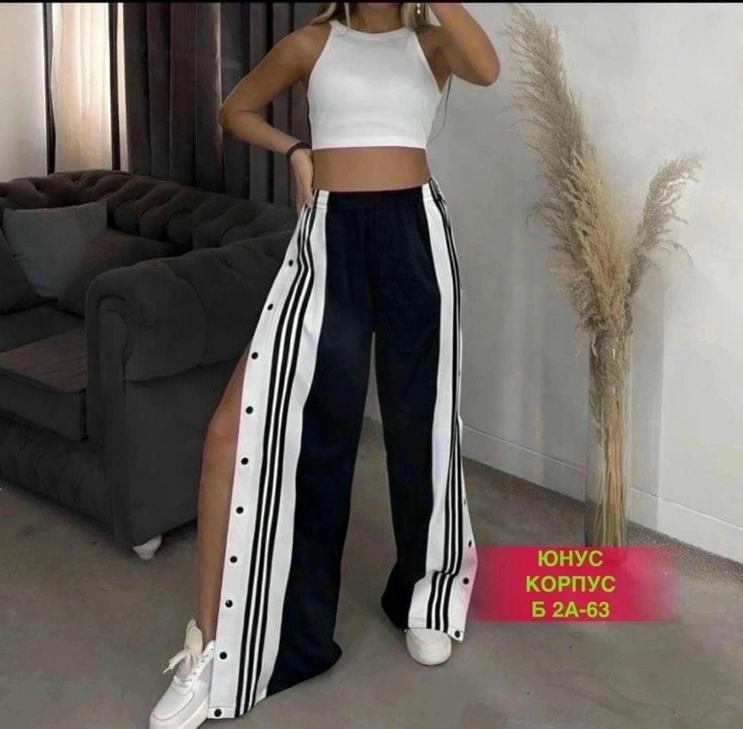 спортивные женские штаны,брюки широкие спортивные,девушка в спортивных брюках,брюки спортивные женская,широкие штаны адидас женские с лампасами