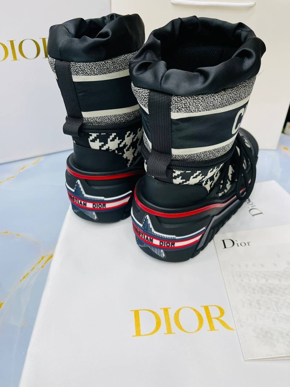 ботинки dior,дутики кристиан диор,dior кроссовки,зимние ботинки dior в стиле apres-ski dioralps,луноходы кристиан диор