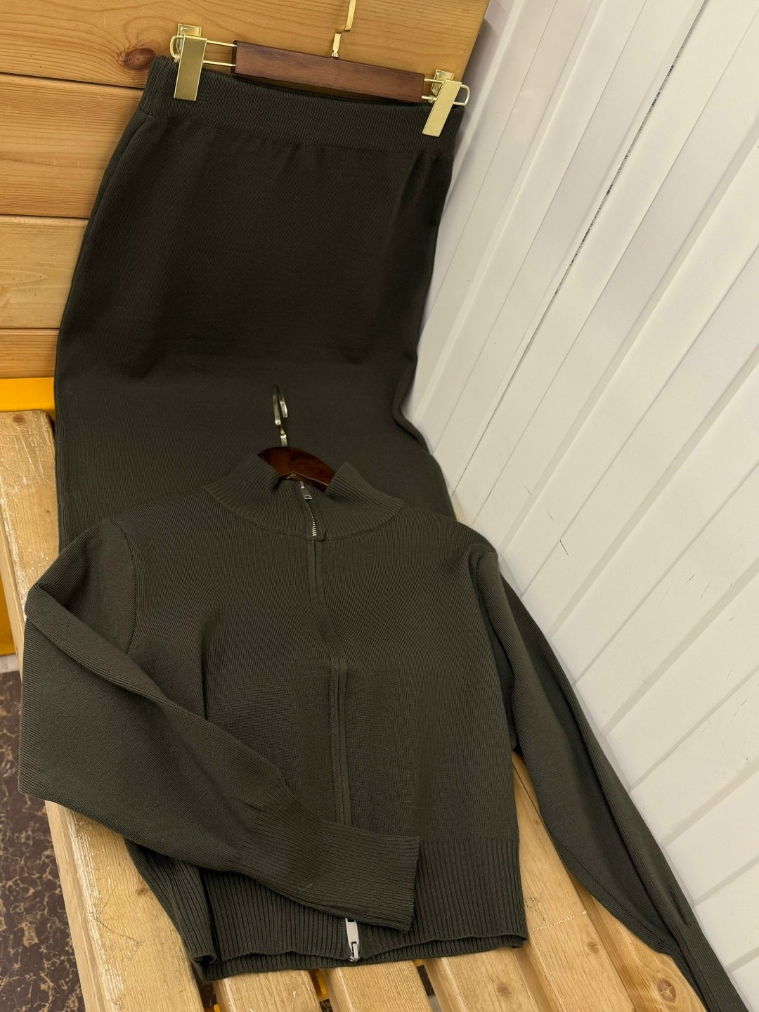 костюм повседневный,трикотажный костюм,вязаные костюмы,трикотажные костюмы с юбкой,женские костюмы с юбкой