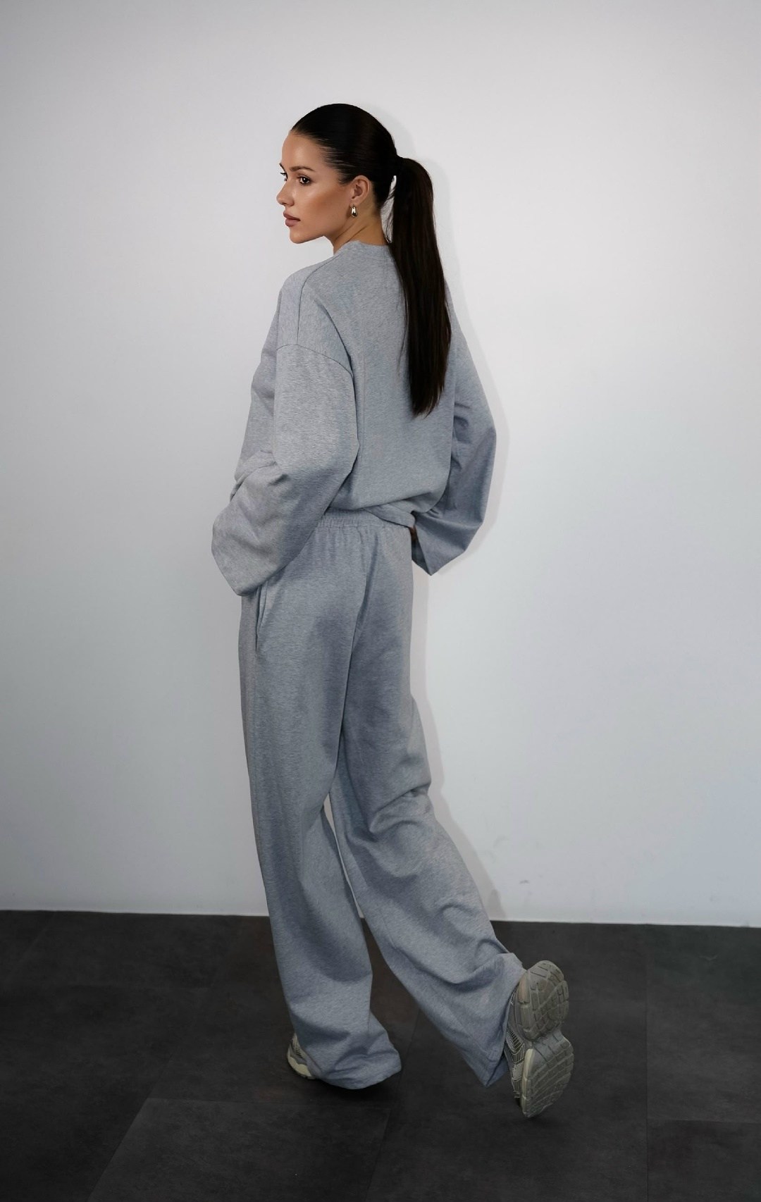 серый свитшот,свитшот женская,костюмы спортивные женские,спортивные костюм,костюм спортивный с укороченной кофтой