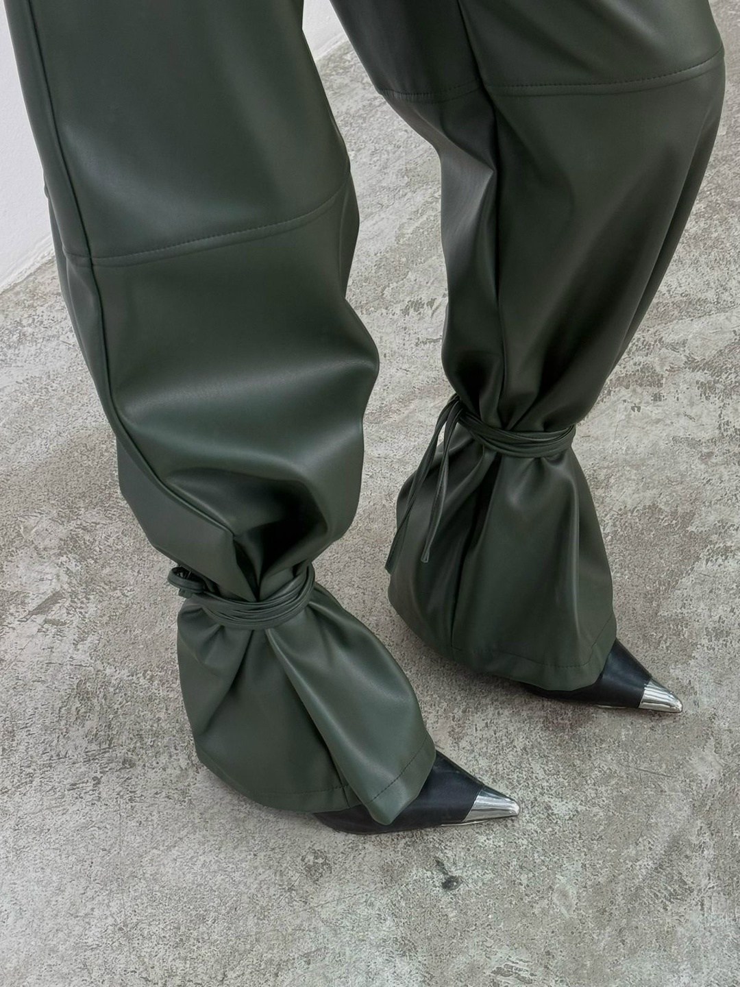 брюки кожаные,женские кожаные брюки,кожаные брюки широкие,кожаные штаны,брюки палаццо экокожа