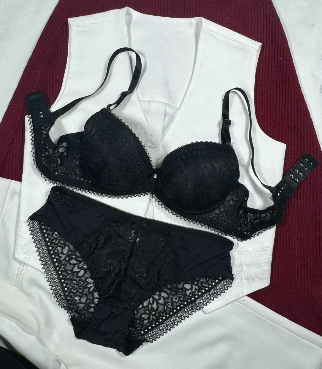 комплект женского нижнего белья,красный комплект нижнего белья,комплект нижнего белья,красный комплект белья,красное нижнее белье