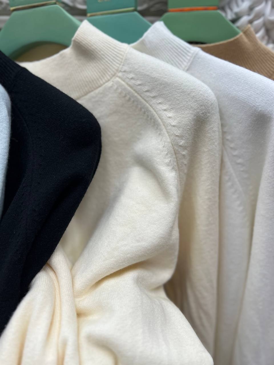 джемпер молочный,бежевый джемпер,джемпер базовый,джемпер,стильный джемпер