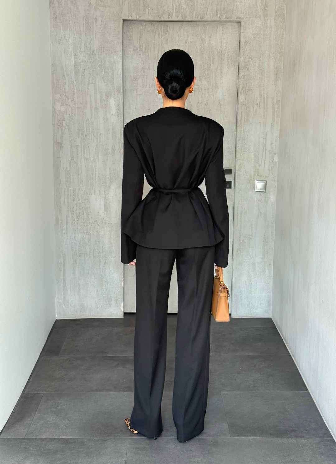 модные костюмы,жакет с поясом,костюмы брючный,женские жакеты,брючный костюм черный