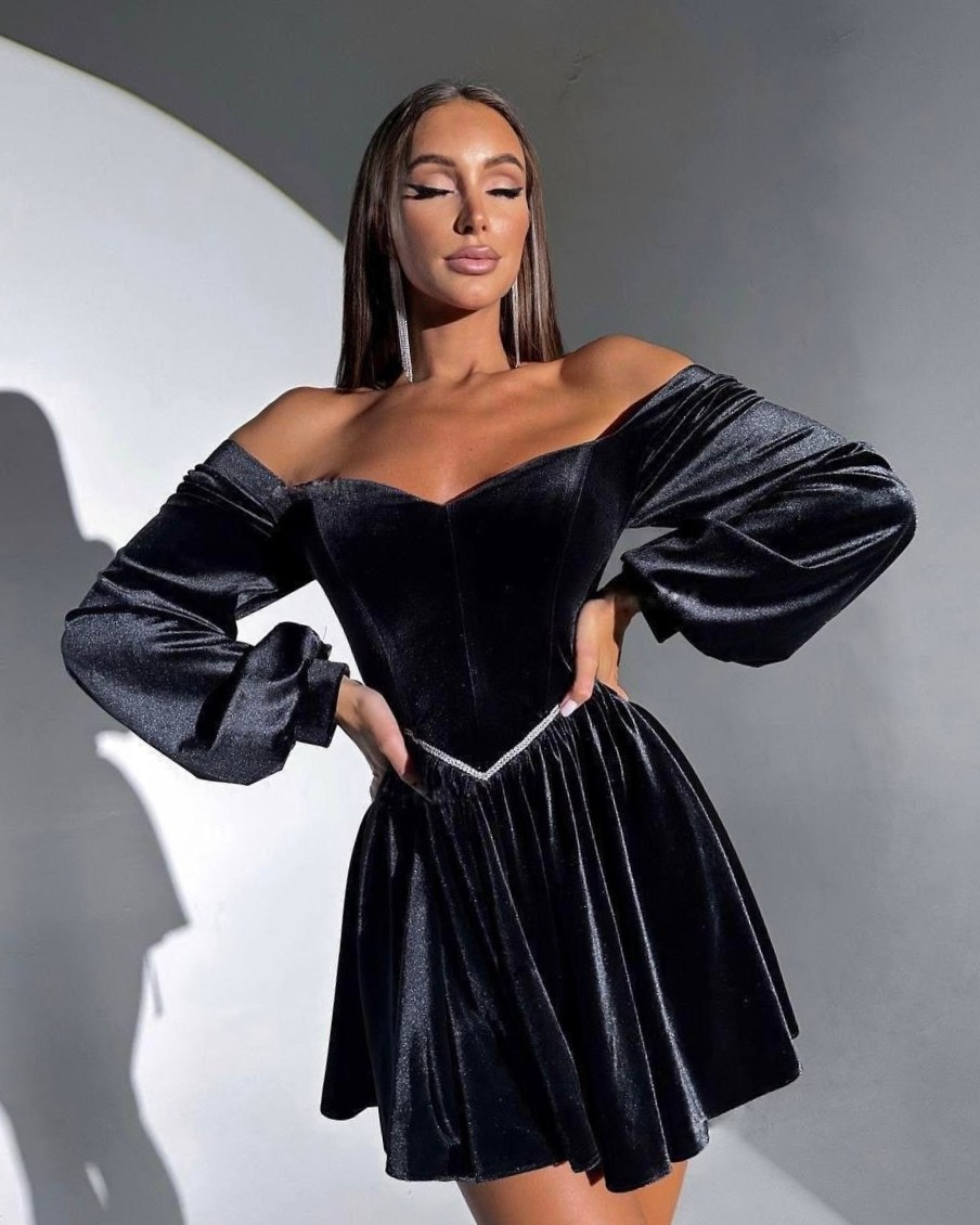 платье из бархата,платье с объемными рукавами,бархатное платье,платье короткое бархатное,бархатное платье с открытыми плечами