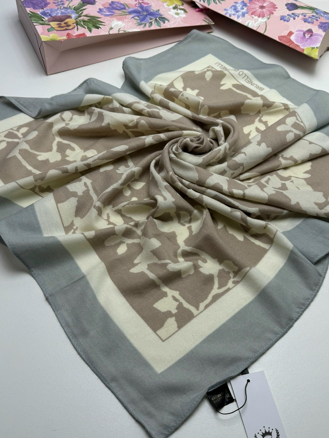 женский платок,брендовый платок,платки стильные,платки шарф,шелковый женский платок