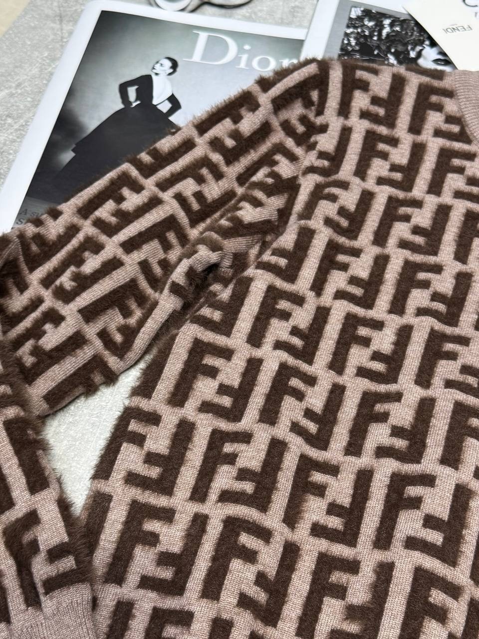 свитер fendi,джемпер fendi,свитер фенди,свитеры модные,джемпер фенди
