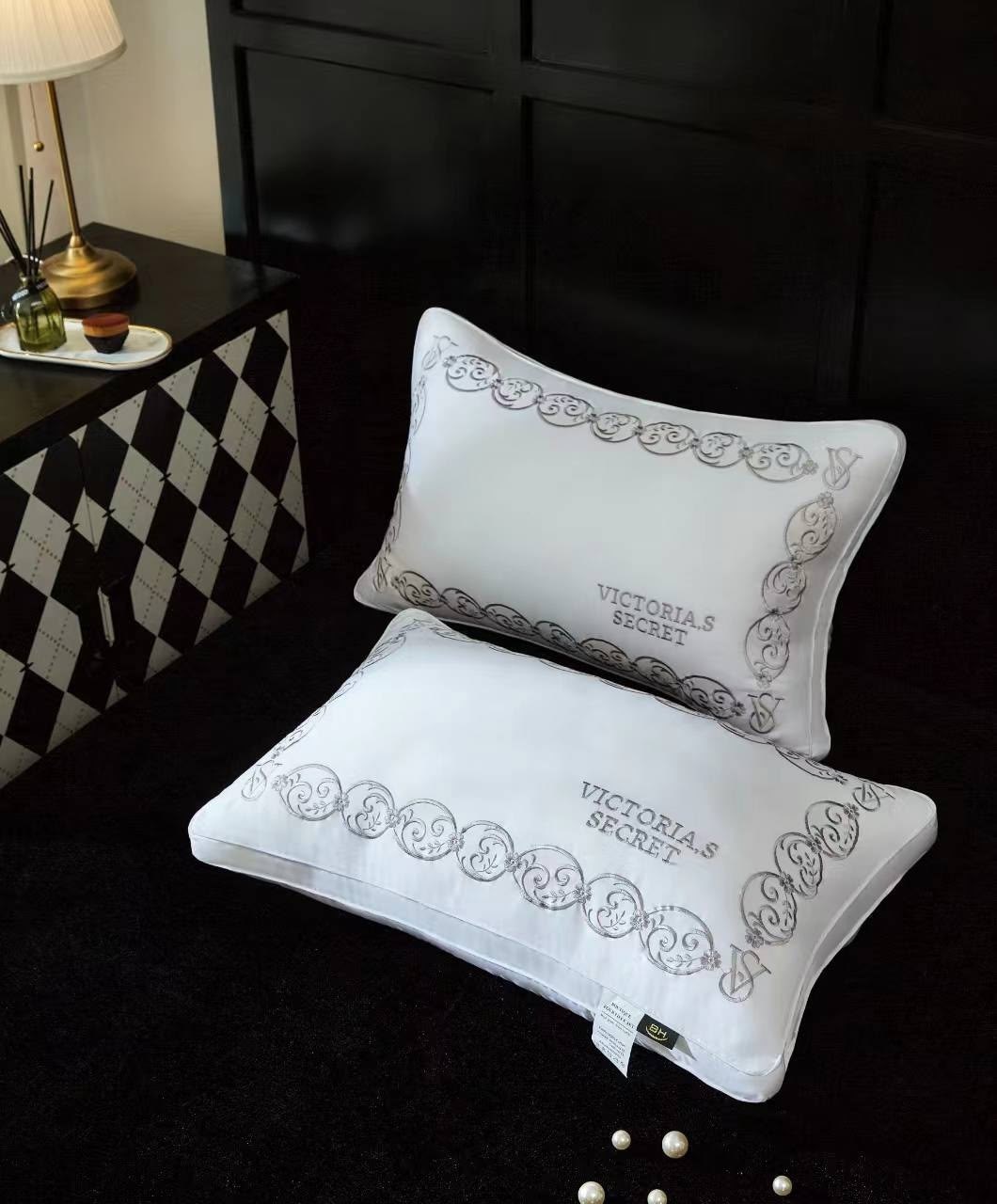 подушки,постельного белья,постельное белье белое с вышивкой,вышивка на постельном белье,элитное постельное белье