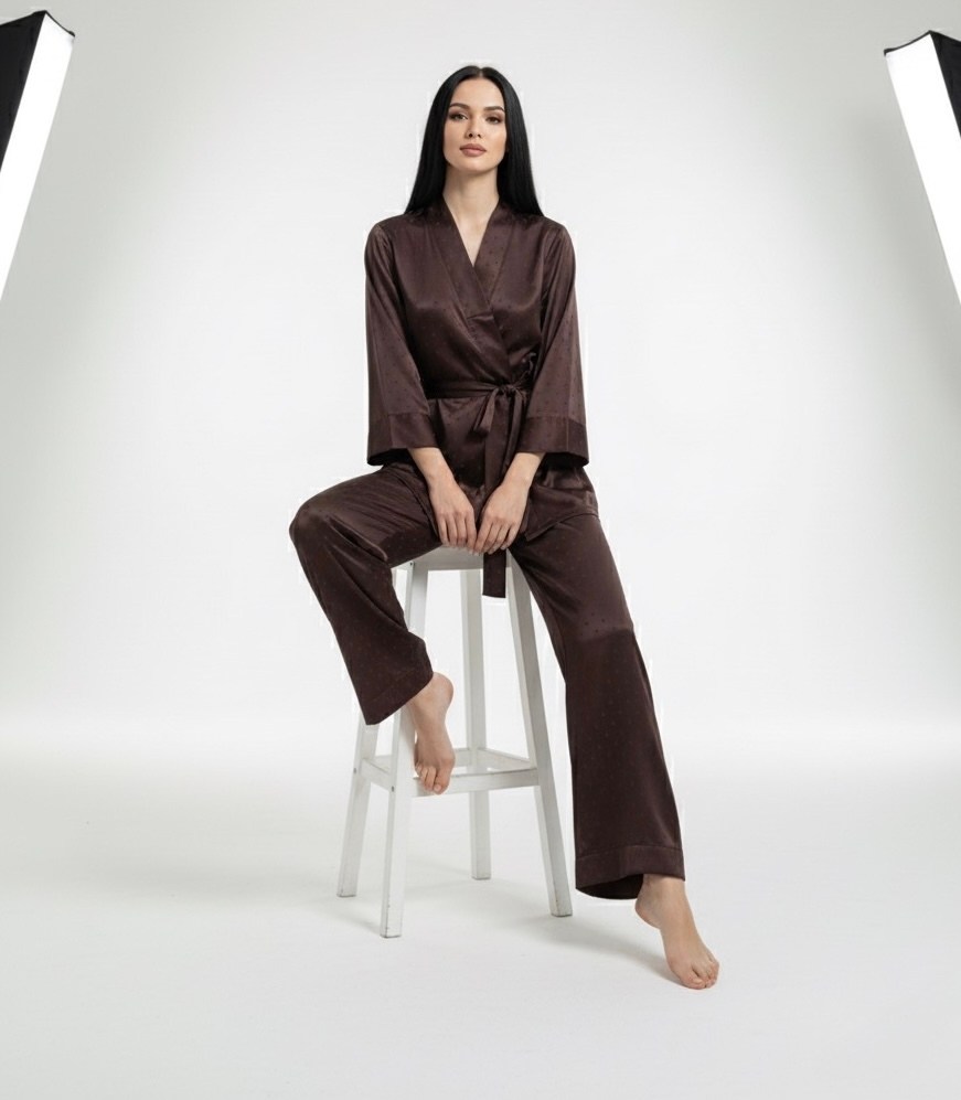 костюмы брючные,костюм с брюками,стильная пижама,шелковый костюм в пижамном стиле,шелковый костюм в пижамном стиле в 2025