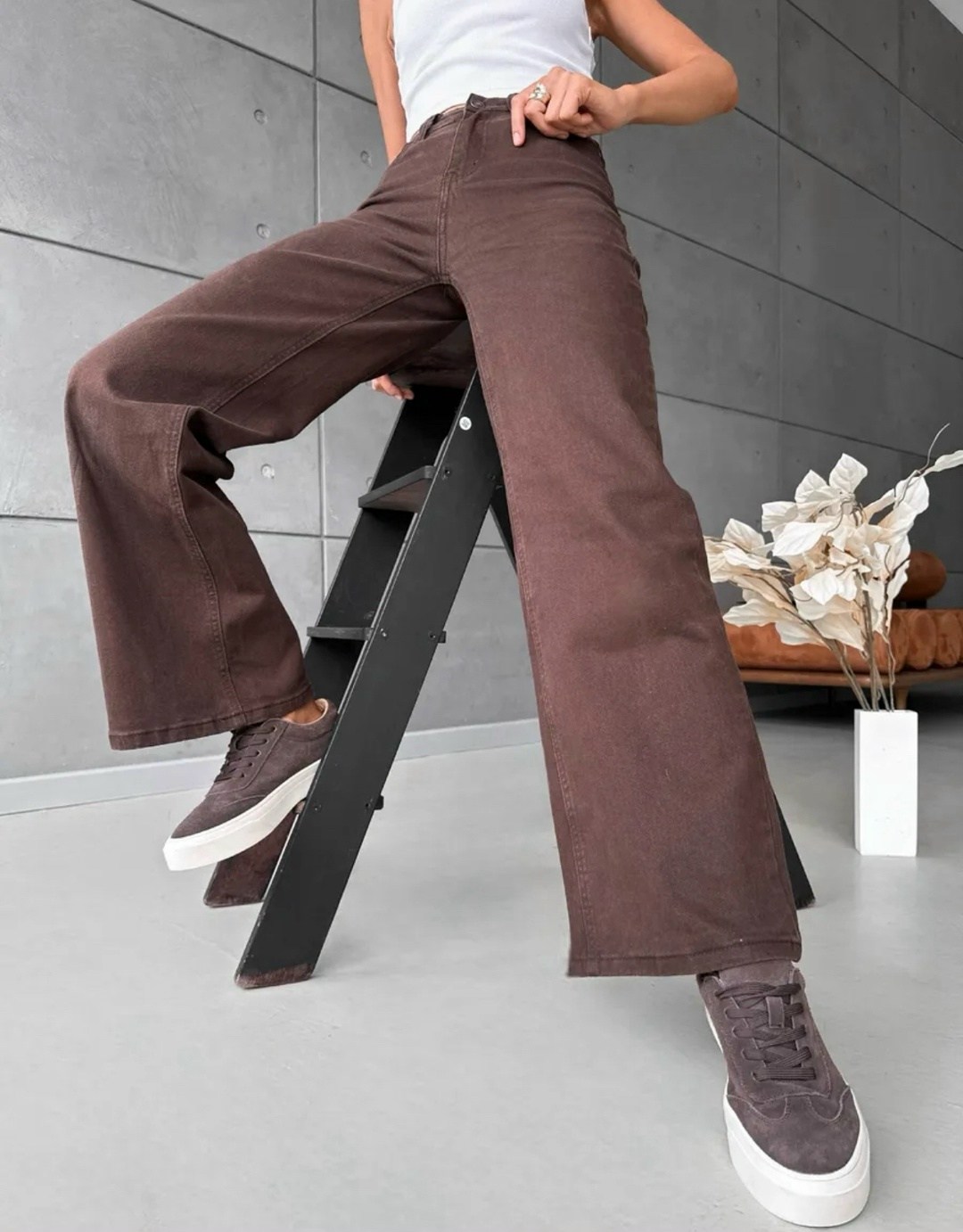 куртка кожаная,куртка кожаная женская,джинсы коричневые,брюки модные