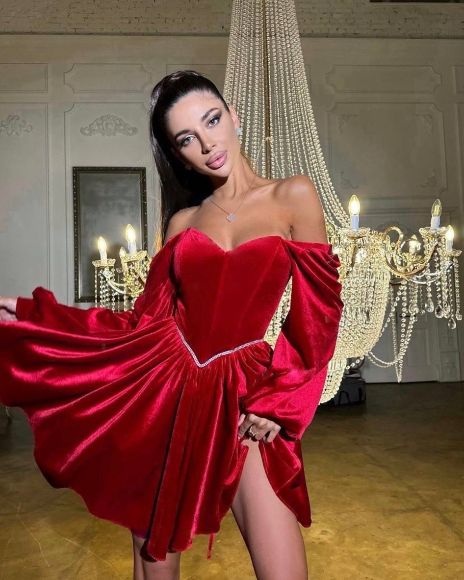 платье из бархата,платье с объемными рукавами,бархатное платье,платье короткое бархатное,бархатное платье с открытыми плечами