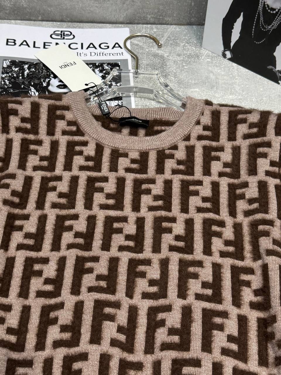 свитер fendi,джемпер fendi,свитер фенди,свитеры модные,джемпер фенди