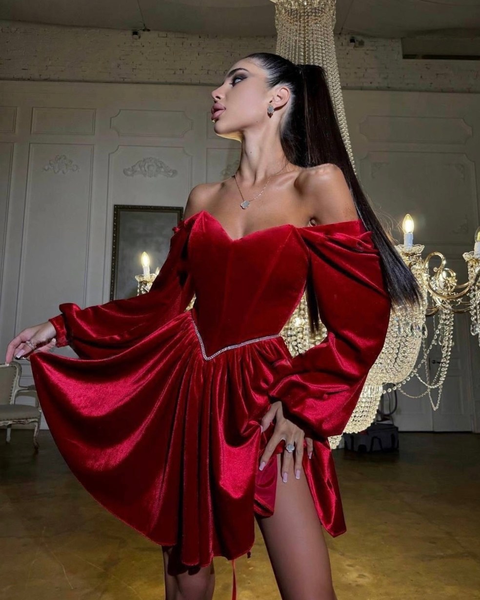 платье из бархата,платье с объемными рукавами,бархатное платье,платье короткое бархатное,бархатное платье с открытыми плечами