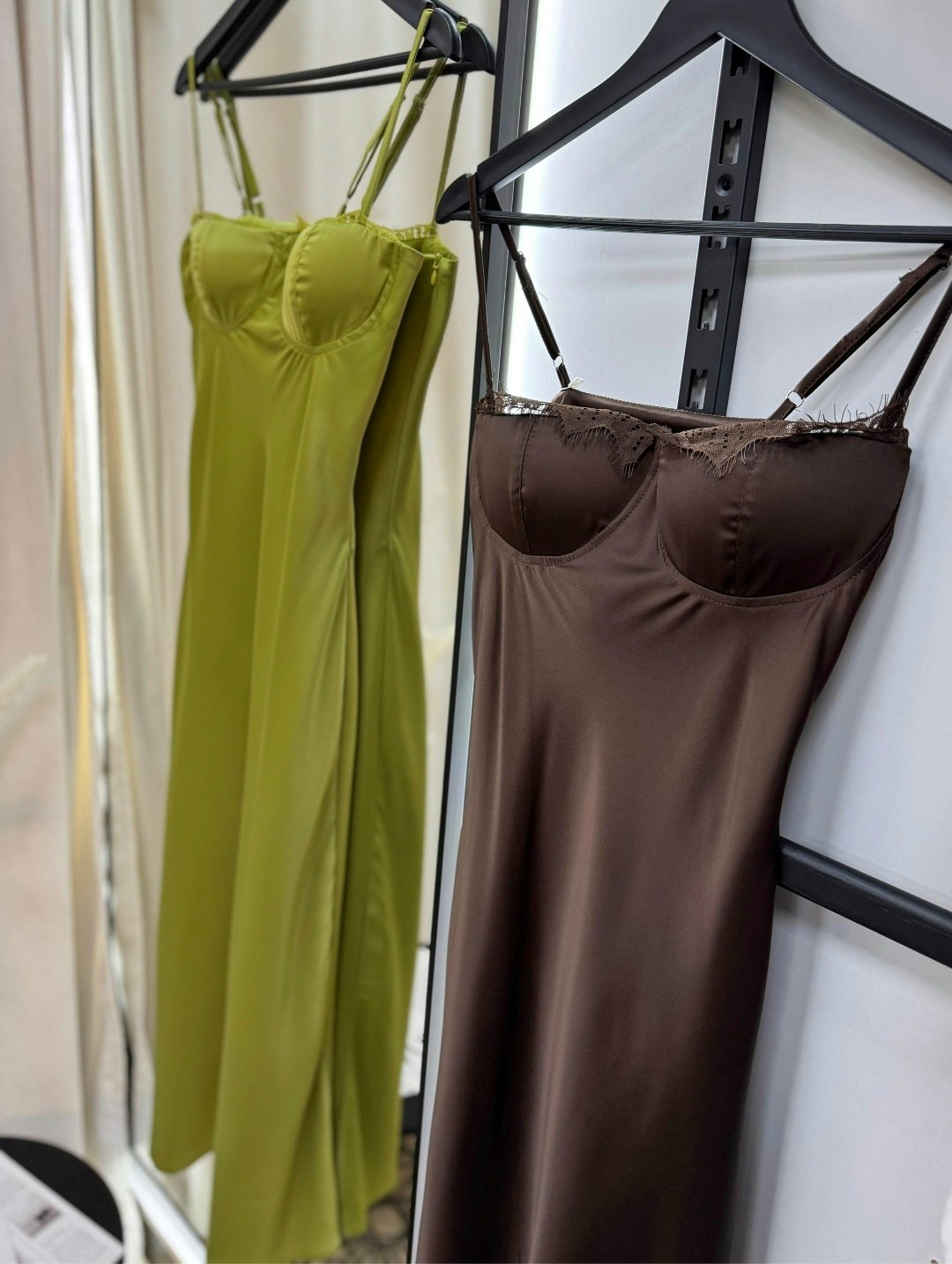 платье,атласное платье,коричневое платье,стильное платье,платье женское коричневое