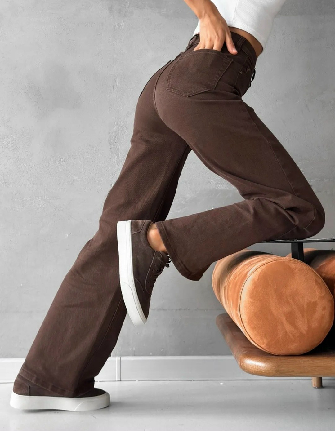 куртка кожаная,куртка кожаная женская,джинсы коричневые,брюки модные