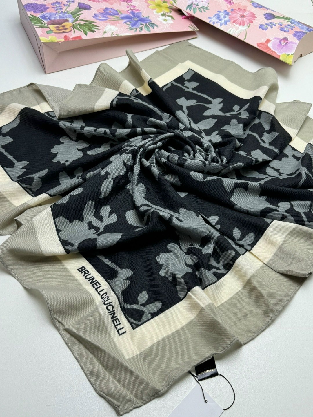 женский платок,брендовый платок,платки стильные,платки шарф,шелковый женский платок