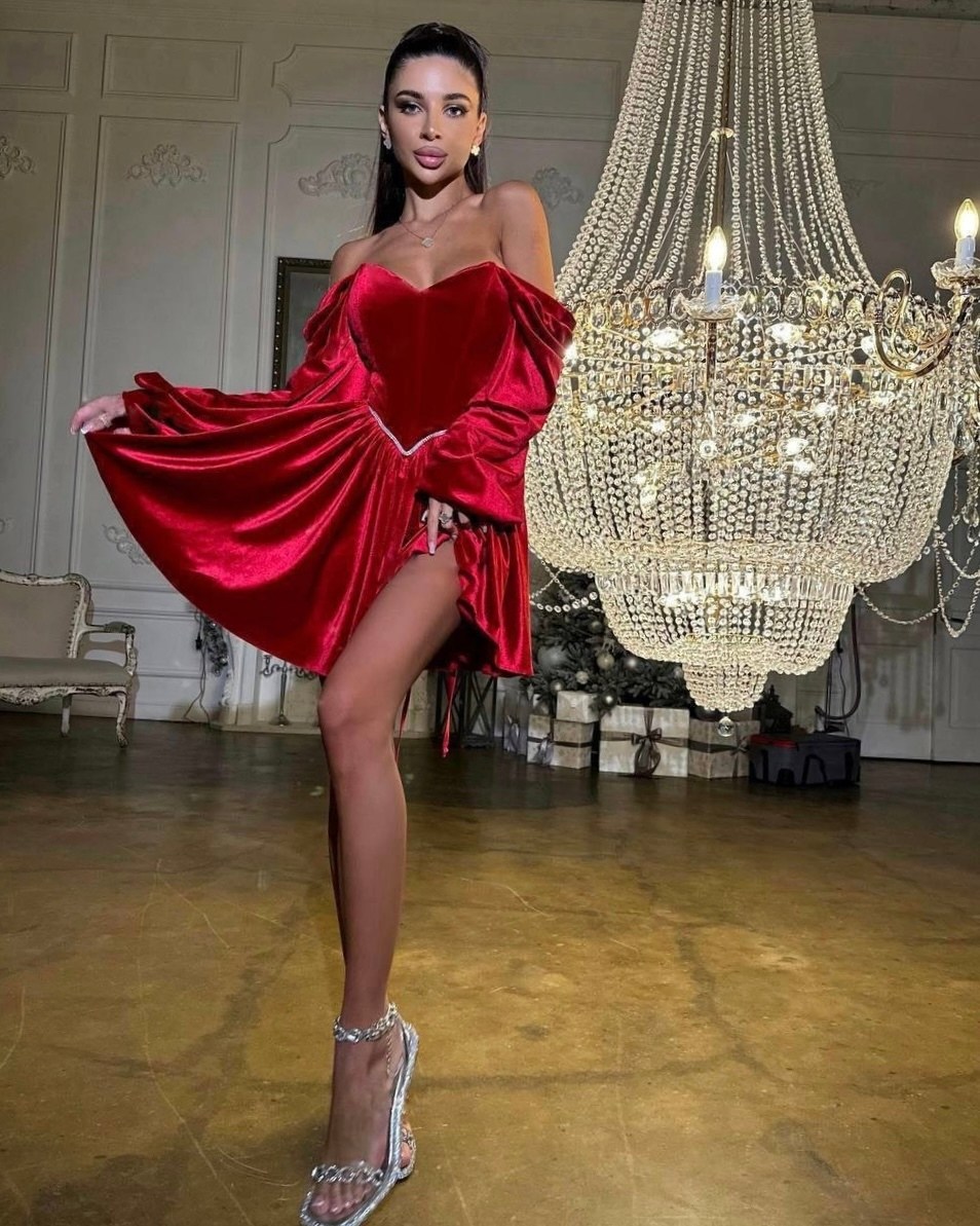 платье из бархата,платье с объемными рукавами,бархатное платье,платье короткое бархатное,бархатное платье с открытыми плечами