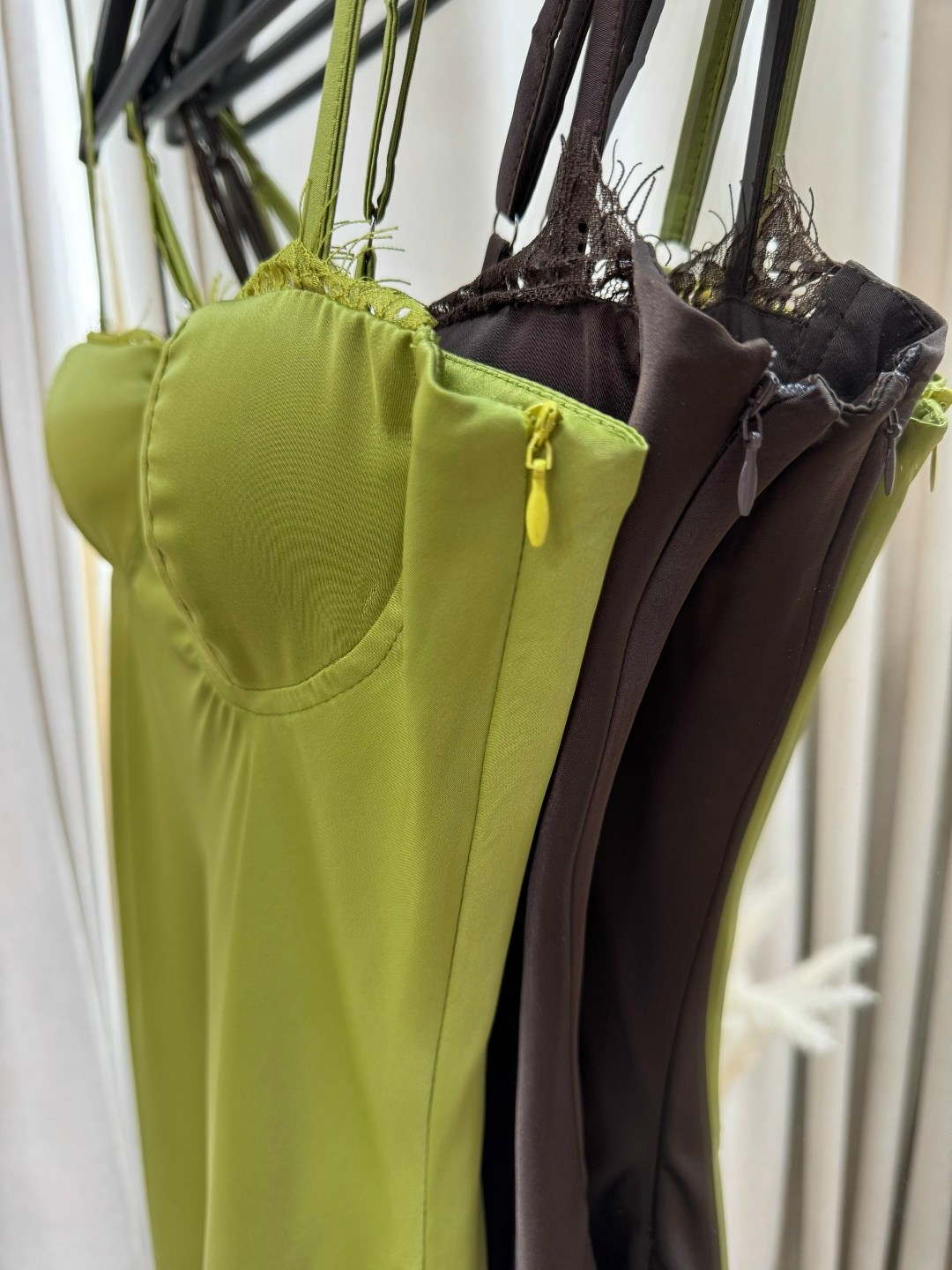 платье,атласное платье,коричневое платье,стильное платье,платье женское коричневое