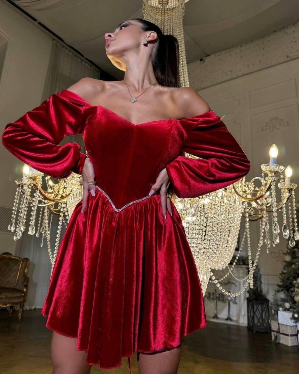 платье из бархата,платье с объемными рукавами,бархатное платье,платье короткое бархатное,бархатное платье с открытыми плечами
