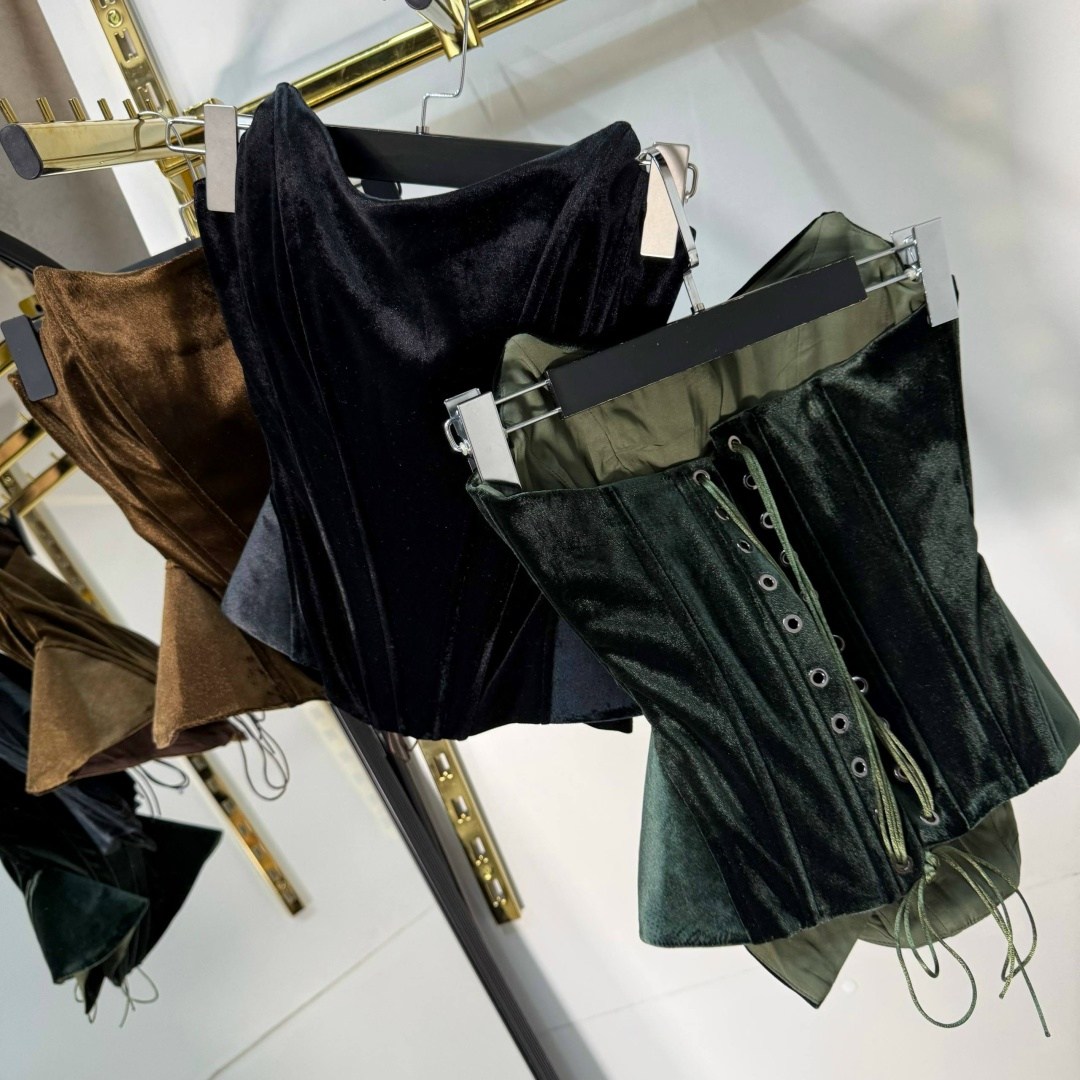 комбинезон из бархата,платья мини,платье черное мини,стильные наряды,короткие платье