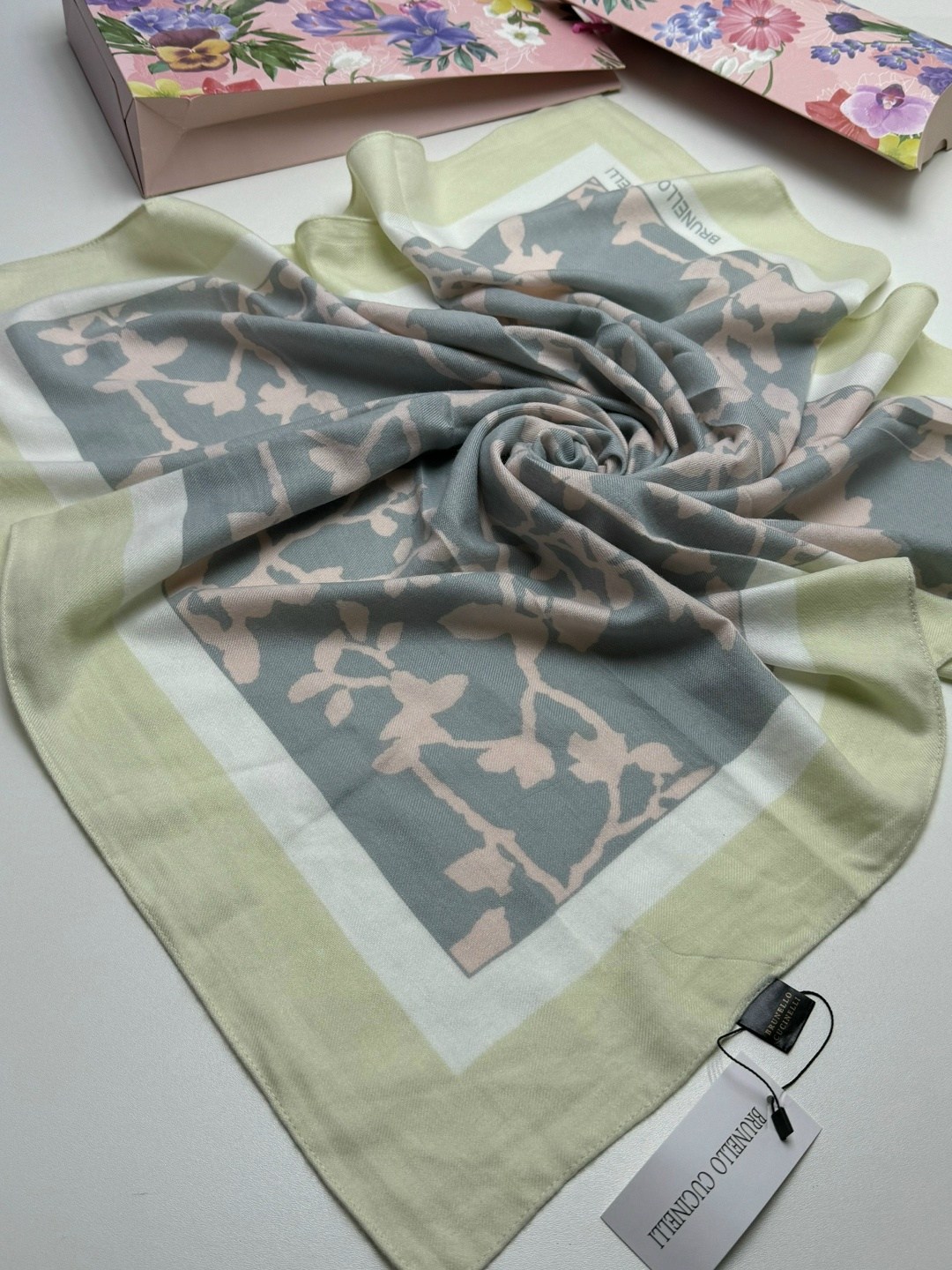 женский платок,брендовый платок,платки стильные,платки шарф,шелковый женский платок