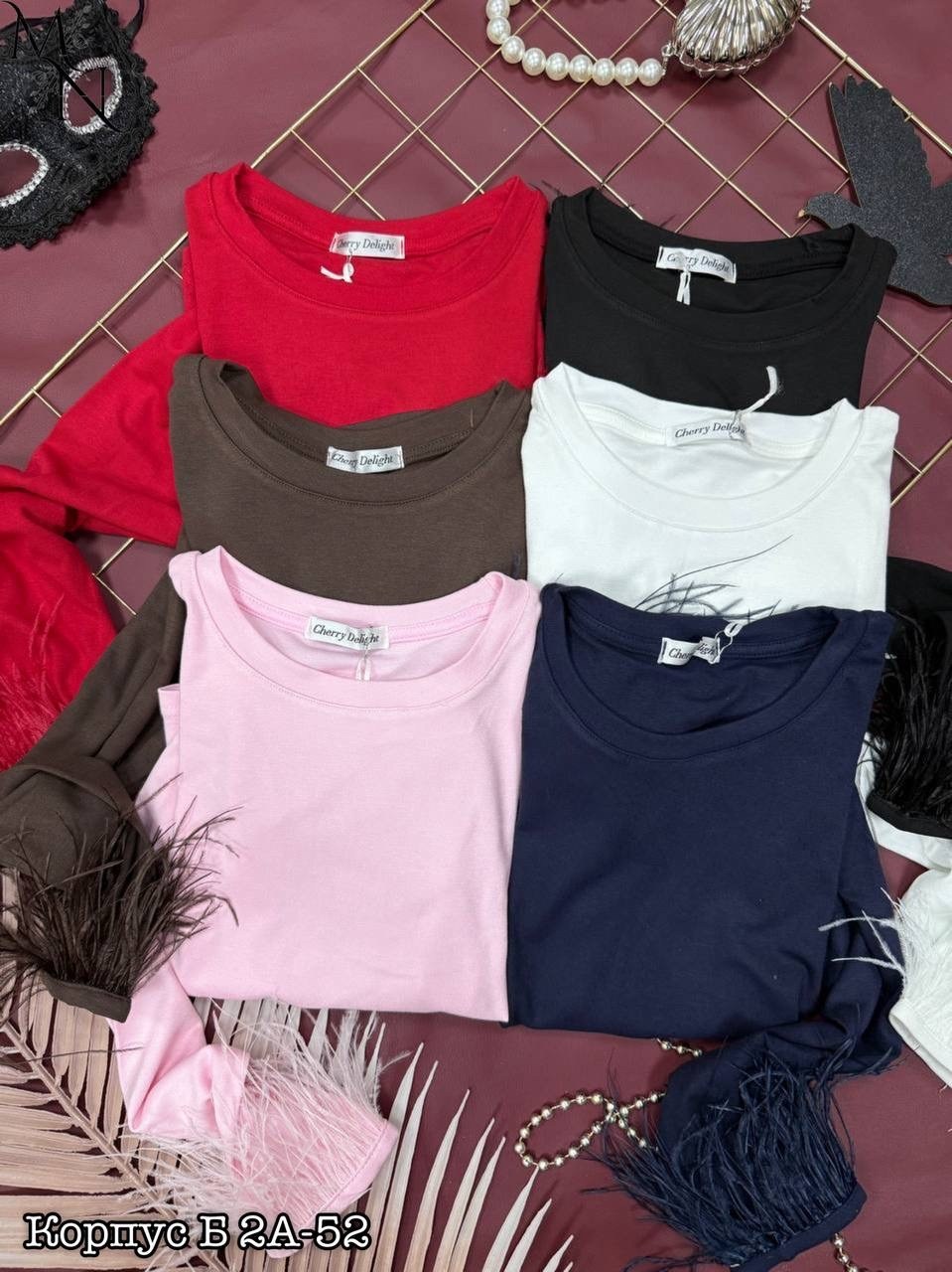 лонгслив с перьями,кофта с перьями на рукавах,кофта с перьями,блуза с перьями,блузка с перьями