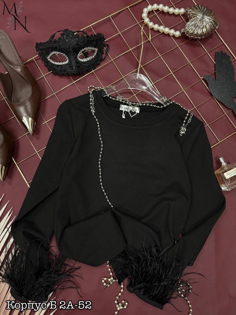 лонгслив с перьями,кофта с перьями на рукавах,кофта с перьями,блуза с перьями,блузка с перьями