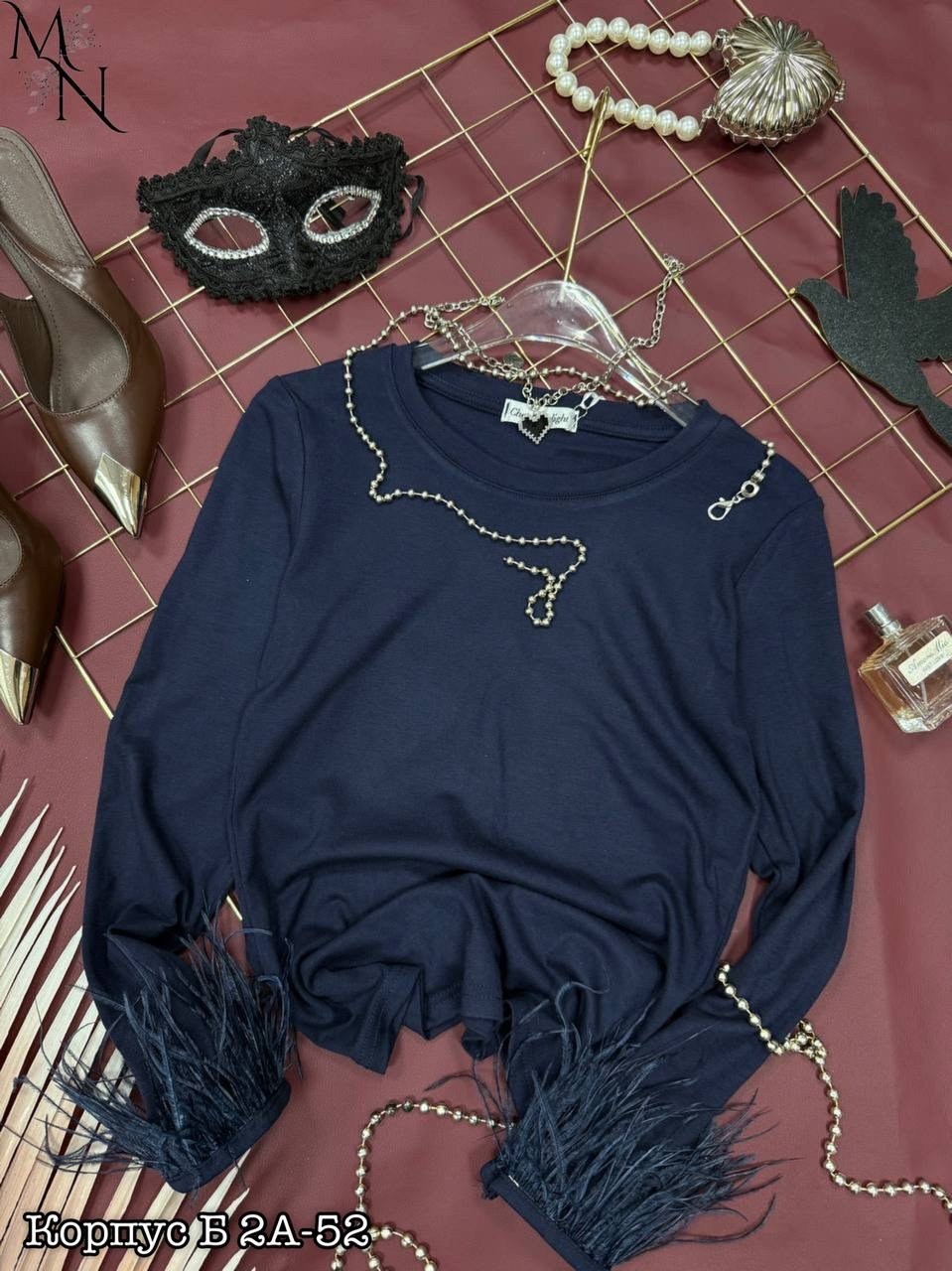 лонгслив с перьями,кофта с перьями на рукавах,кофта с перьями,блуза с перьями,блузка с перьями