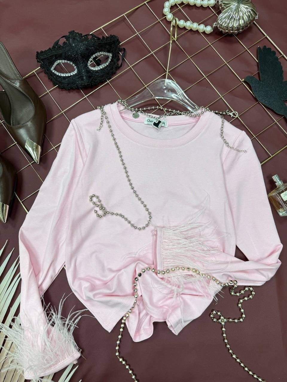 лонгслив с перьями,кофта с перьями на рукавах,кофта с перьями,блуза с перьями,блузка с перьями