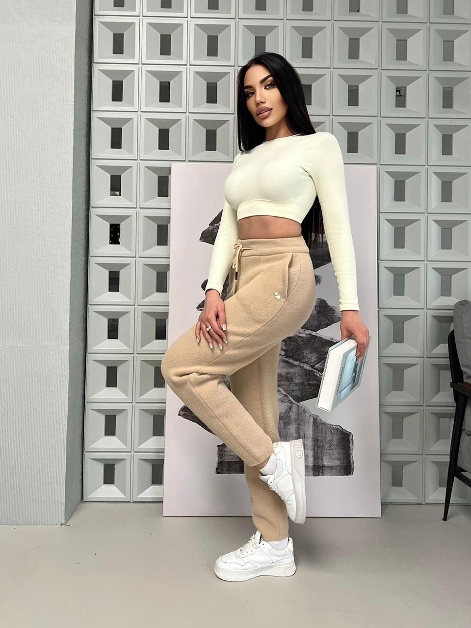 бежевый костюм,бежевые брюки,костюм трикотажный,трикотажные брюки,теплый вязаный костюм