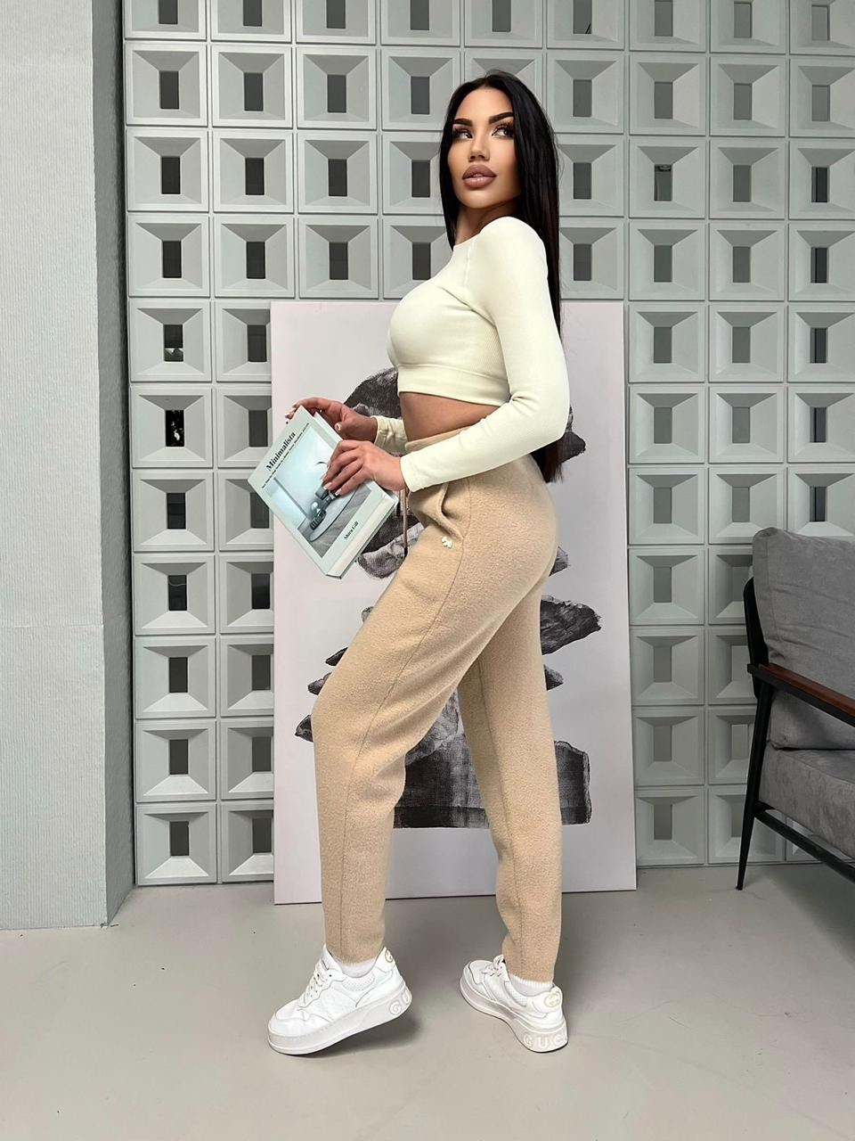бежевый костюм,бежевые брюки,костюм трикотажный,трикотажные брюки,теплый вязаный костюм