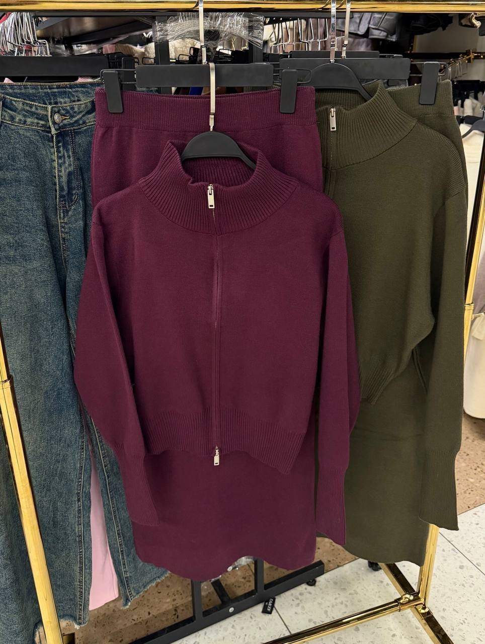 костюм повседневный,трикотажные костюмы,костюм трикотажный с юбкой,вязаный костюм с юбкой,женские костюмы с юбкой