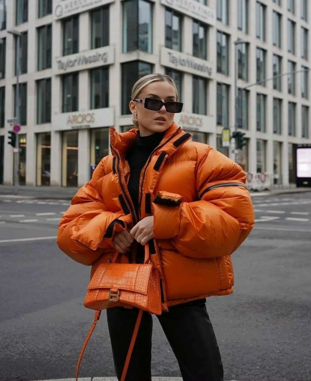 модная оранжевая куртка,оранжевый пуховик,куртка оверсайз,модная куртка,пуховик модный