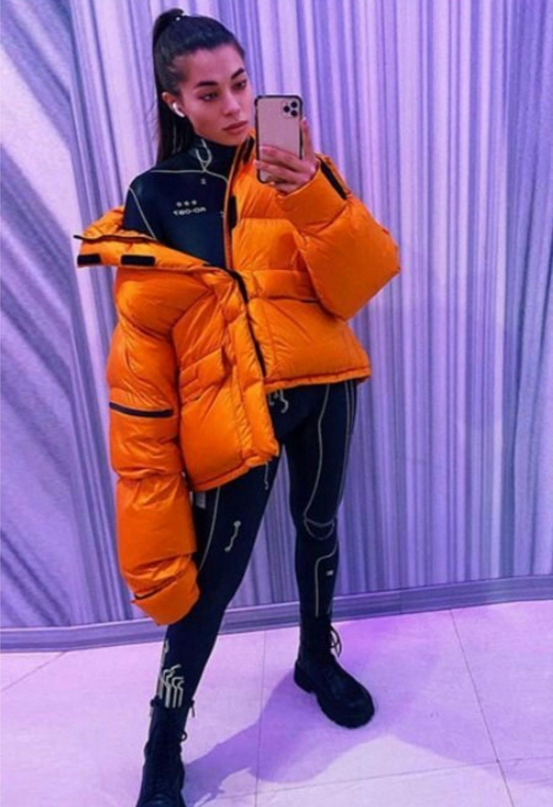 модная оранжевая куртка,оранжевый пуховик,куртка оверсайз,модная куртка,пуховик модный
