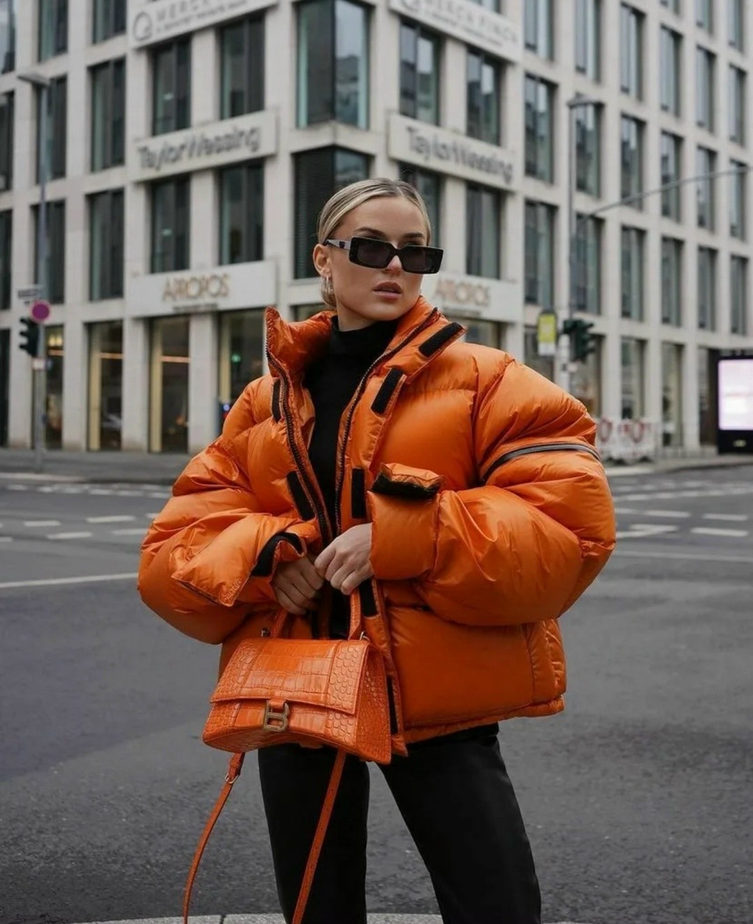 модная оранжевая куртка,оранжевый пуховик,куртка оверсайз,модная куртка,пуховик модный