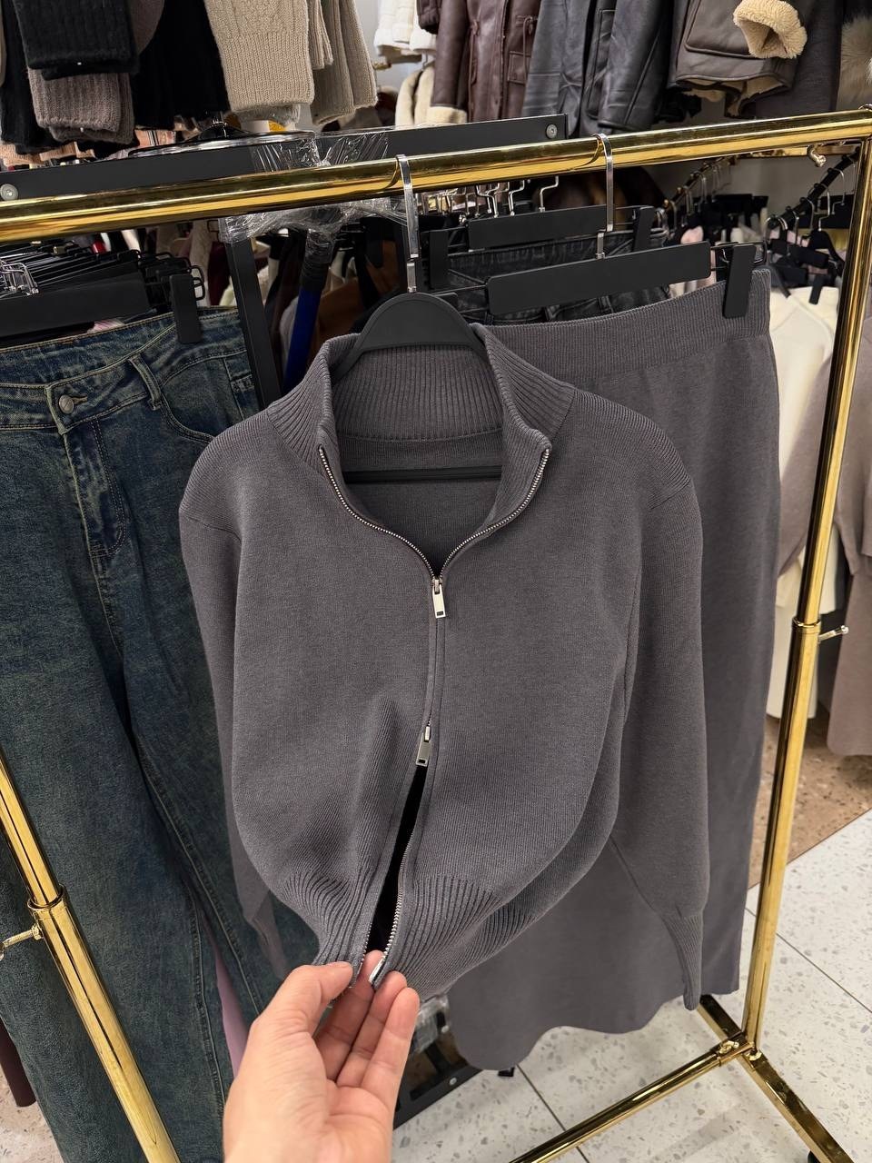 костюм повседневный,трикотажные костюмы,костюм трикотажный с юбкой,вязаный костюм с юбкой,женские костюмы с юбкой