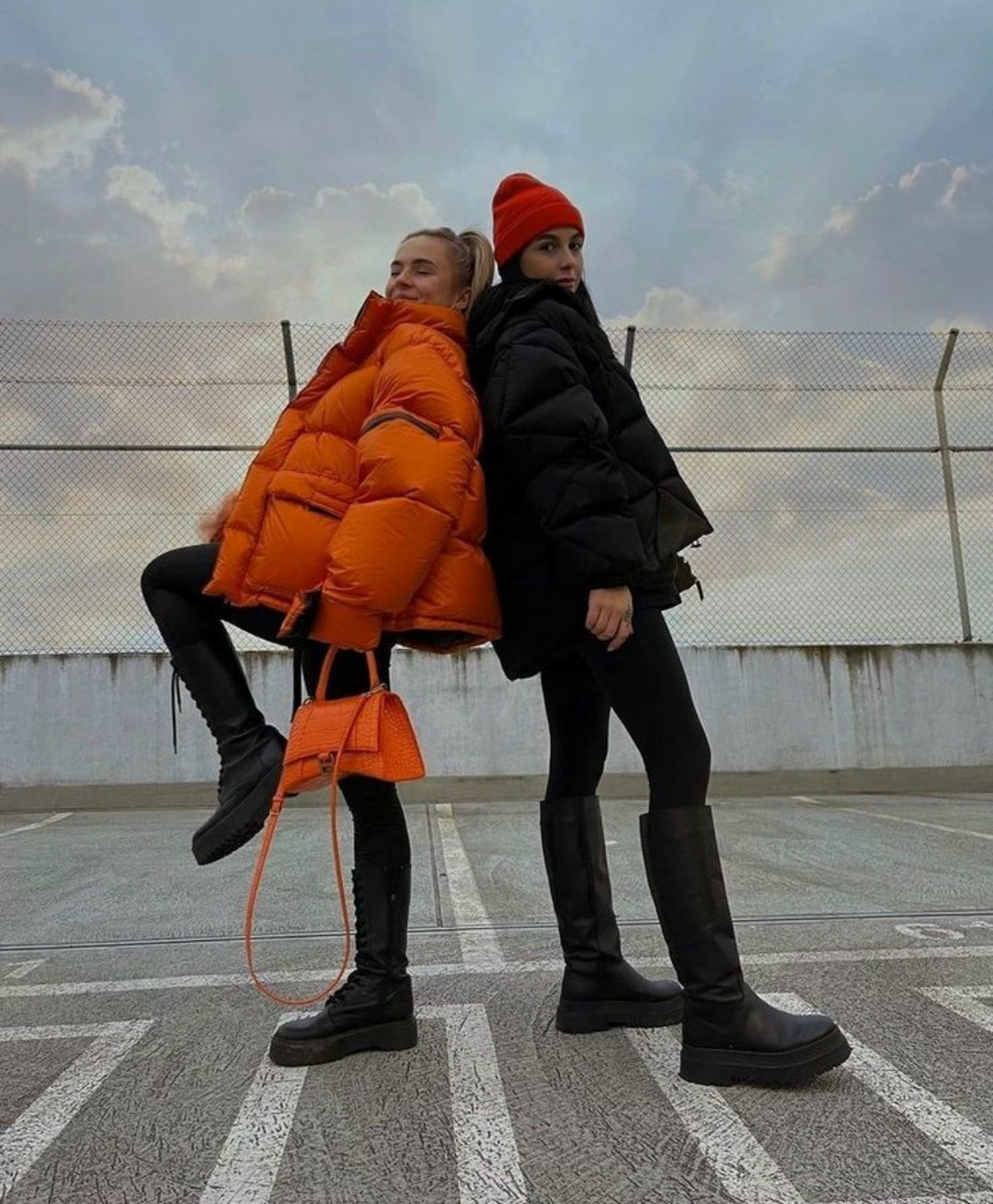 модная оранжевая куртка,оранжевый пуховик,куртка оверсайз,модная куртка,пуховик модный