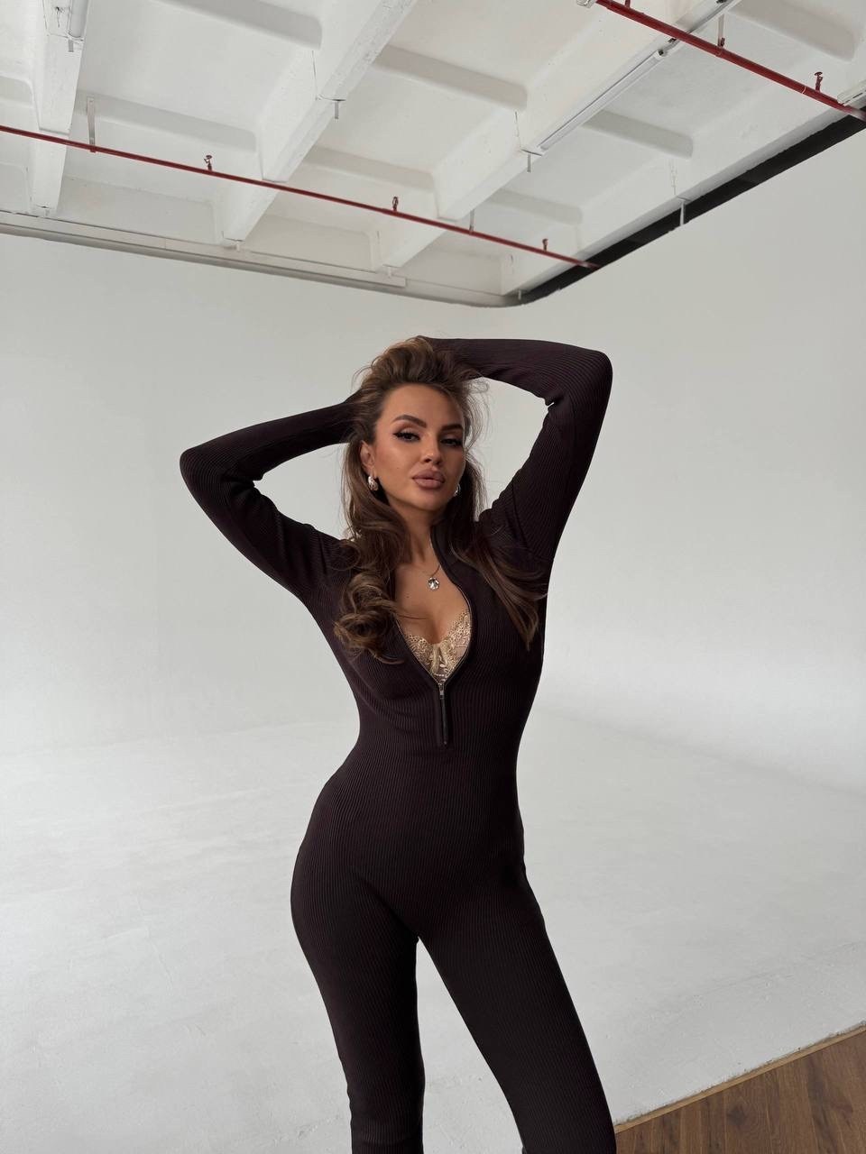 девушка,брючный комбинезон,стильный женский комбинезон,стильный комбинезон,комбинезон женский