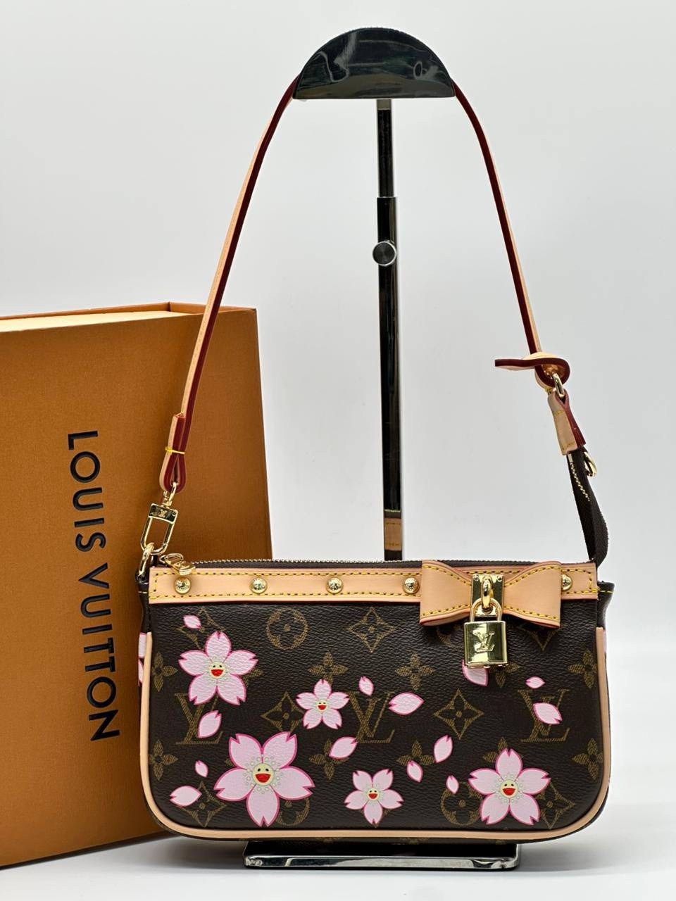 cумка louis vuitton,сумка женская louis vuitton,сумка луи виттон,louis vuitton сумка на плечо,винтажная луи виттон мураками сумка сакура