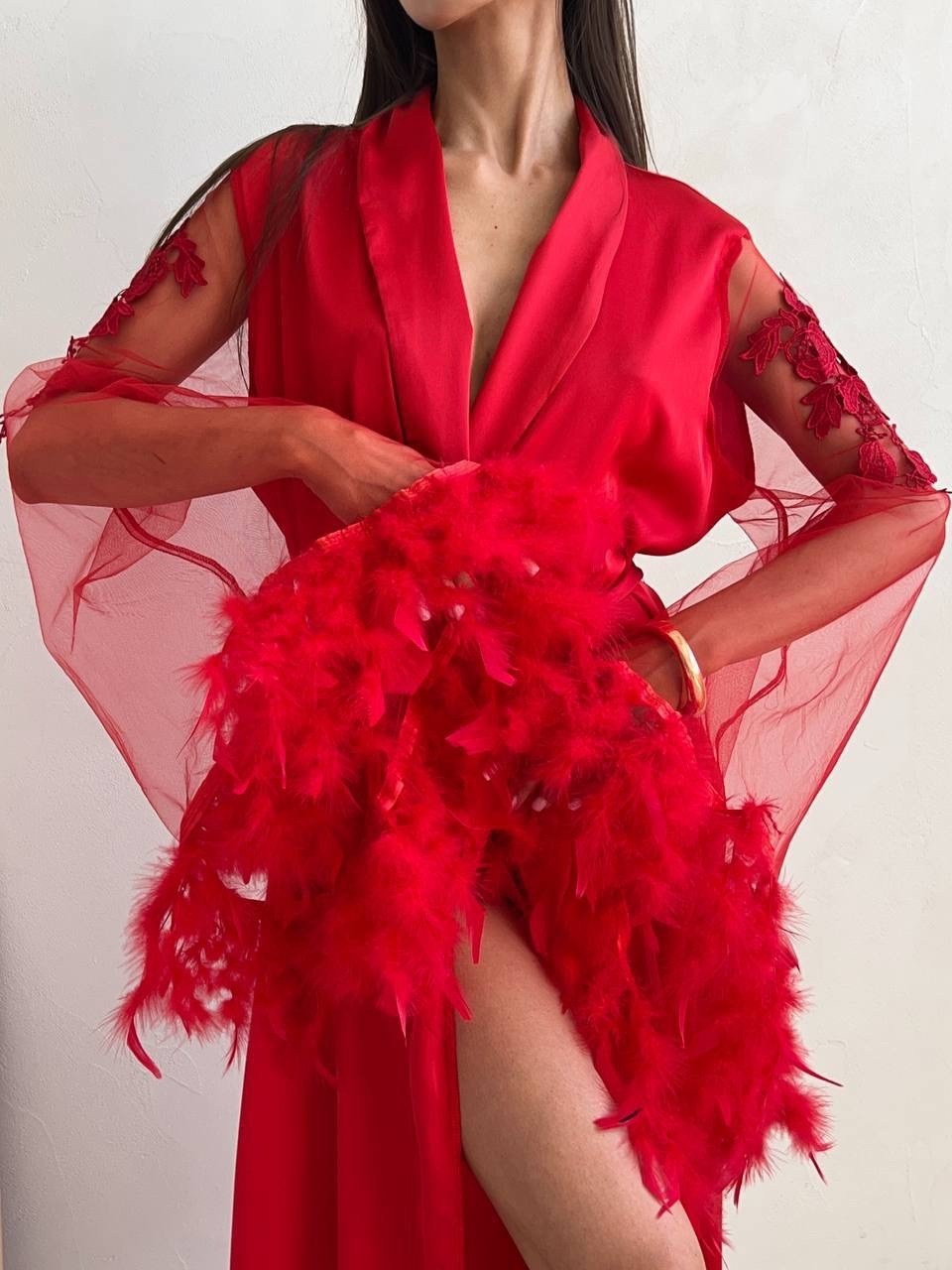 халат с перьями,длинный халат с перьями,шелковый халат с перьями,пеньюар с перьями,красный пеньюар