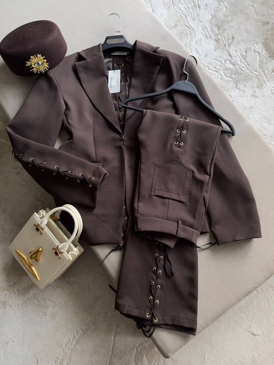 брючные костюмы женские,модные образы,женские костюмы,коричневый костюм